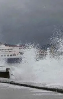 Kötü hava deniz ulaşımını vurdu