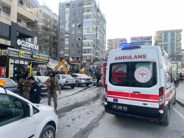 Son dakika: Şanlıurfa'da 6 katlı bir bina çöktü! Enkaz altında kalan var mı? Binanın çökme anı kameralara böyle yansıdı!-5