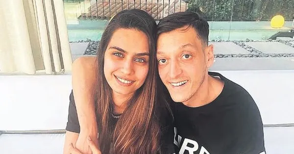 Mesut Özil ve eşi Amine Gülşe adeta şov yaptı: İkilinin saatlerinin toplamı 10 milyon TL