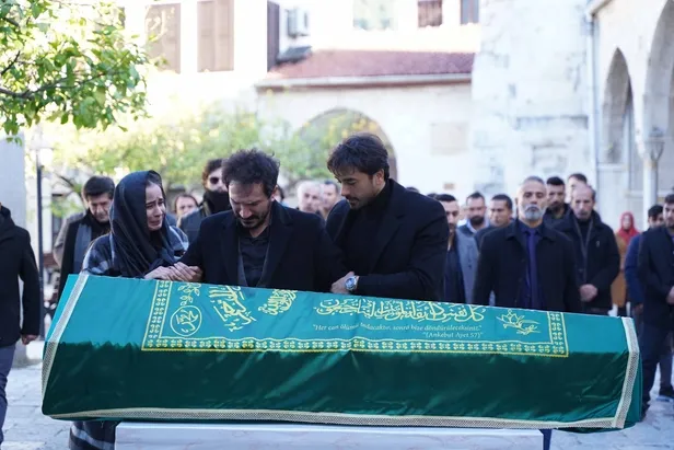 kalp-yarasi-bu-aksam-yok-mu-10-ocak-pazartesi-kalp-yarasi-neden-yok-1641827513876.jpg Oyuncu Gökhan Alkan'ın başına gelenlerden sonra... Kalp Yarası izleyicilerine kötü haber yeni bölüm yayınlanmayacak!-4