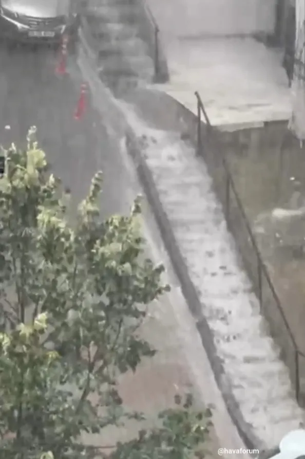 Uyarılara rağmen İstanbul yağmura yine hazırlıksız yakalandı: Yollar nehir hayat felç-13