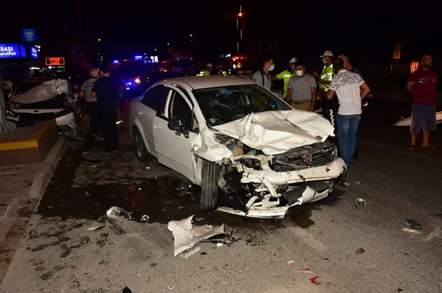 İzmir'de gece saatlerinde feci kaza: 5 yaralı