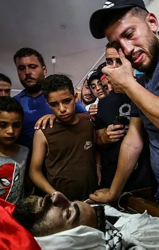 Gazze'nin 20'li yaşlardaki şehitleri son yolculuğuna uğurlandı