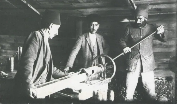 tarihi-fotograflar-msb-milli-mucadele-doneminde-faaliyet-gosteren-askeri-fabrikadan-goruntuler-paylasti-1644525599167.jpeg Tarihi fotoğraflar: MSB, milli mücadele döneminde faaliyet gösteren askeri fabrikadan görüntüler paylaştı-6