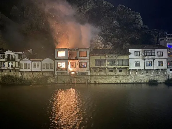 Son dakika: Amasya'da gece yarısı korkunç olay! Tarihi konak alev alev yandı-4
