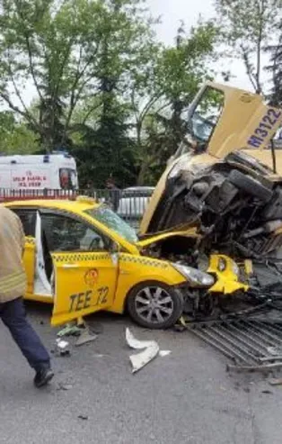 Son dakika: Eyüpsultan'da minibüs karşı şeride geçerek taksinin üstüne devrildi! Kaza anı saniye saniye kamerada