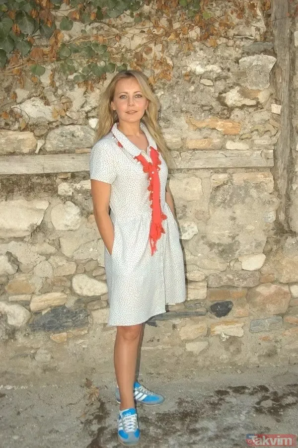 Kısacık sarı saçları ve mavi elbisesiyle bu küçük kızı tanıyabildiniz mi? Fotoğraf seneler öncesinden ama bakışlar hala aynı - 4