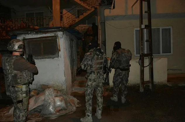 Son dakika: Mersin'de uyuşturucu tacirlerine şafak operasyonu