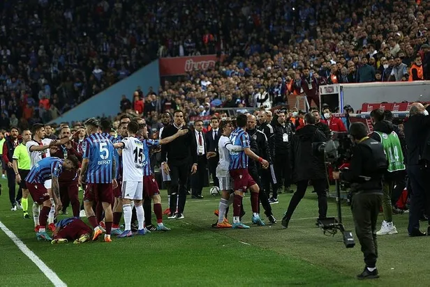 Trabzonspor derbisinde rakibini tokatlayarak kırmızı kart gören Larin’e büyük ceza kapıda!-4