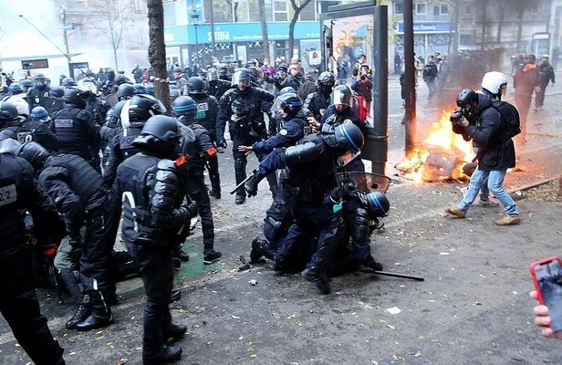 Fransa'daki emeklilik reformu protestoları hayatı felç etti-1