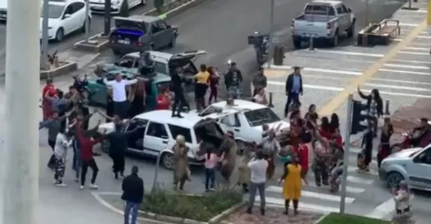 Böyle konvoy mu olur? Yol ortasında göbek attılar