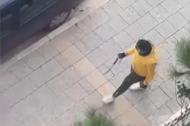 Küçükçekmece'de kılıçla gezen şahıs endişeye yol açtı! Başak Cengiz'in acısı henüz tazeyken...