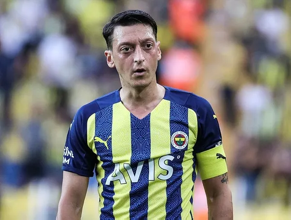 Fenerbahçe'de toplam 19 maça çıkan Mesut Özil sadece 2 maçta 90 dakikayı tamamladı-1