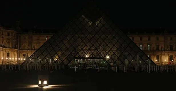 Fransız enerji çıkmazında! Paris’teki Louvre Müzesi piramidi enerji tasarrufu için erken karartıldı
