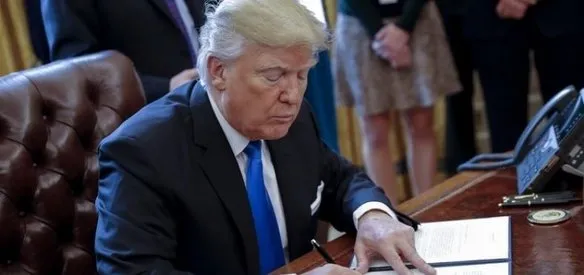 ABD Başkanı Donald Trump, nüfusunun çoğunluğu Müslüman 6 ülkenin vatandaşlarına 3 ay yeni vize sınırlaması getiren düzenlemeyi imzaladı.