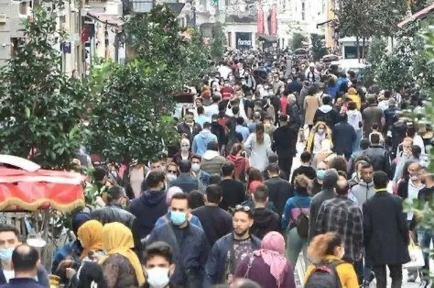 Bakan Koca İstiklal Caddesi'ndeki kalabalığı uyardı: Sağlam giren hasta çıkar