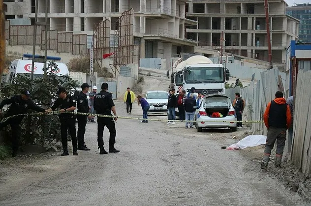 Kadıköy'de feci ölüm! Hafriyat kamyonunun altında kalan sürücü öldü