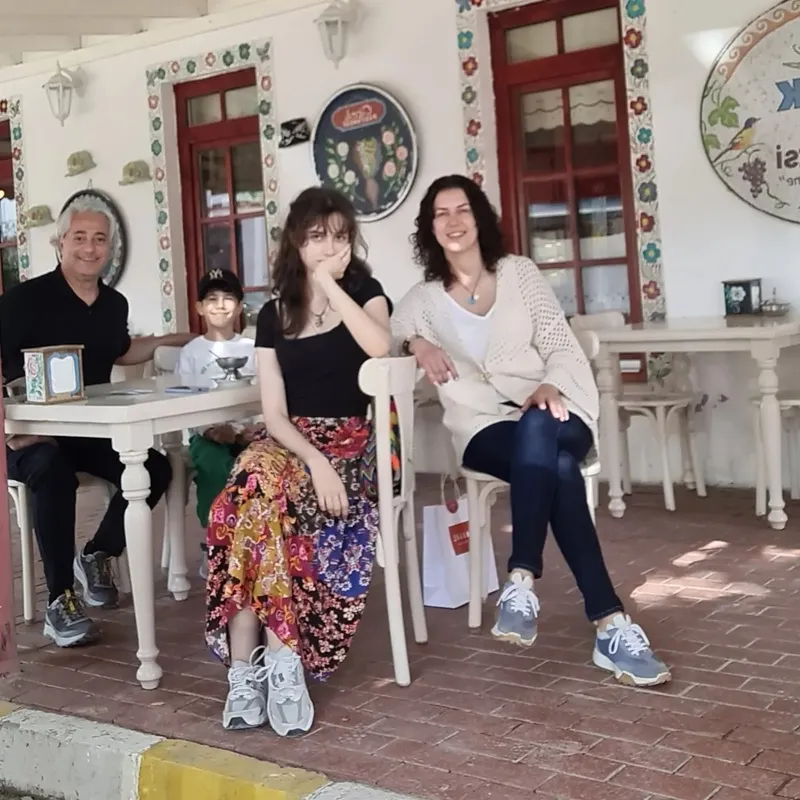 kurulus-orhanin-didari-sevinc-kiranlinin-boyu-kadar-kizi-var-guzellik-de-anneden-miras-1775048606326.jpeg Kuruluş Orhan’ın Didar’ı Sevinç Kıranlı’nın boyu kadar kızı var! Güzellik de anneden miras-5