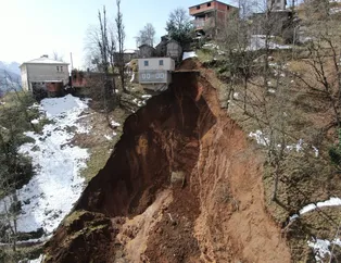 Trabzon'da dehşete düşüren heyelan! Ölümle burun buruna! "O taş gelirse mahalle yok olur"