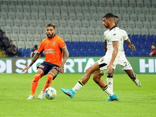 canli-anlatim-basaksehir-maccabi-netanya-mucadelesi-basladi-1658430719819.jpg