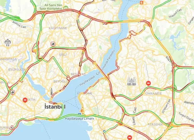 suruculer-dikkat-istanbulda-trafik-yogunlugu-87ye-ulasti-o-yollar-trafige-kapatildi-1701962207424.jpeg