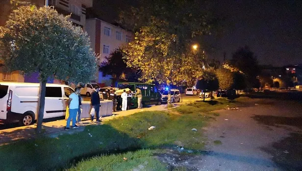 Son dakika: Bağcılar'da boş arsada başından vurulmuş erkek cesedi bulundu-3