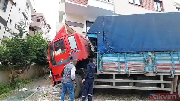 Kocaeli'de facianın eşiğinden dönüldü: Park halindeyken kamyon hareket etti! - 3