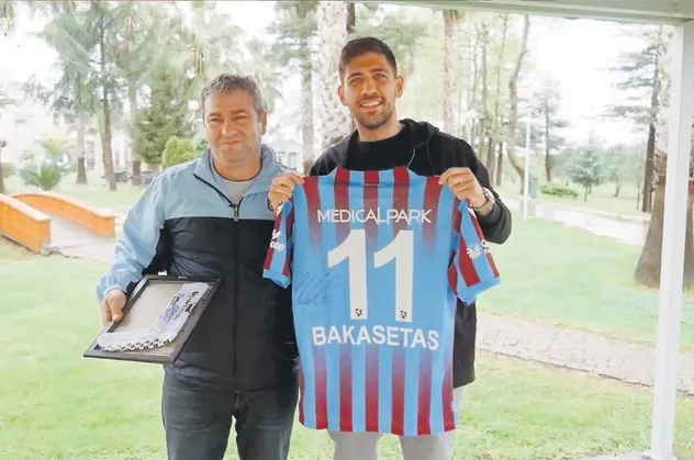 Trabzonspor’un şampiyonluğunu ilan ettiği Antalyaspor maçında sahaya giren taraftar Ömer Koç Bakasetas’ın çorabını aldı