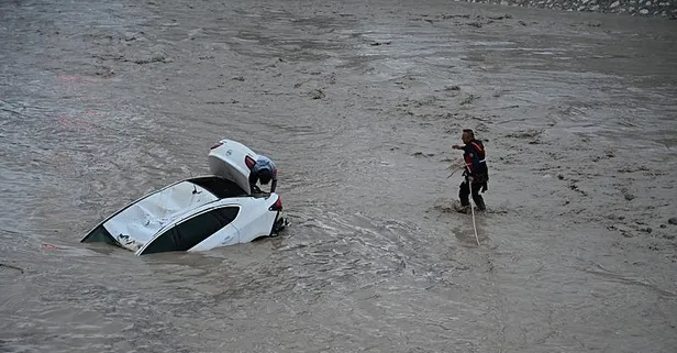Osmaniye'de sağanak sele yol açtı Bülbül Deresi taştı! 8 araç hurda yığınına döndü
