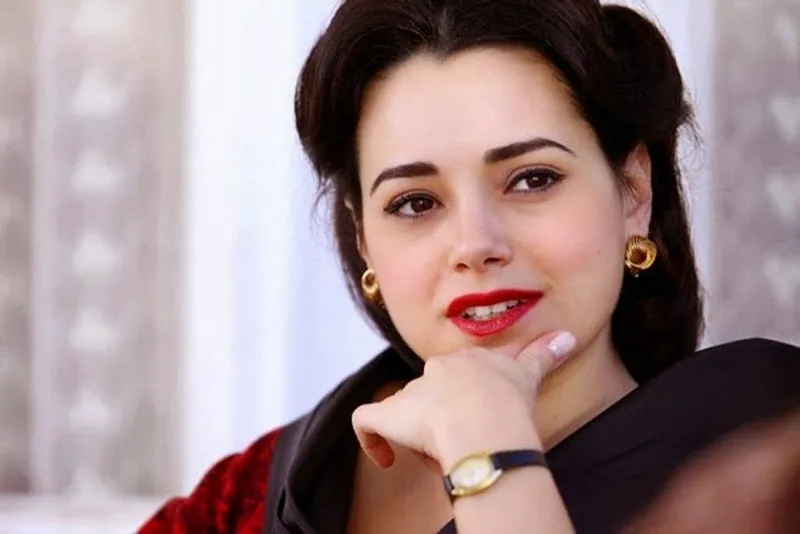 kizil-goncalarin-final-tarihi-verildi-ozgu-namalin-yeni-projesi-belli-oldu-2-oyuncu-ayriligi-ile-1715763239889.jpg Kızıl Goncalar'ın final tarihi verildi! Özgü Namal'ın yeni projesi belli oldu! 2 oyuncu ayrılığı ile...-8