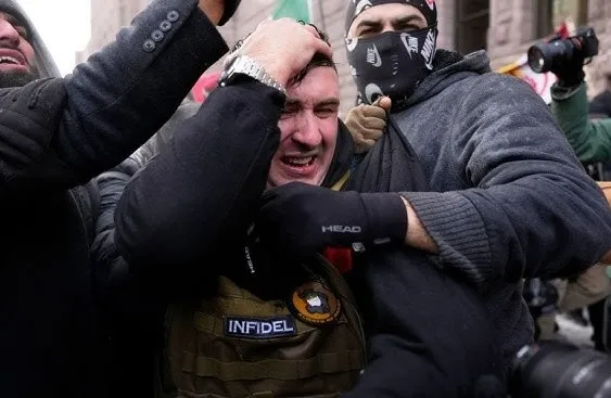 İslam düşmanı provokatör Jake Lang’a Örümcek Adam dayağı-5