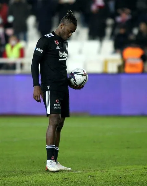 zorlu-sivas-deplasmaninda-yildizlar-sahne-aldi-besiktas-3-puani-kapti-1645908224862.jpeg Zorlu Sivas deplasmanında yıldızlar sahne aldı! Beşiktaş 3 puanı kaptı-2