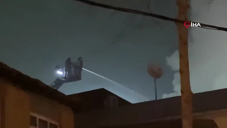 Sarıyer'de 3 katlı binanın çatısı alev aldı