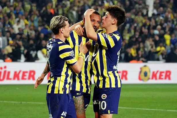 fenerbahce-galatasarayin-puan-kaybettigi-haftada-firsati-elinin-tersiyle-itti-1682380935720.jpeg