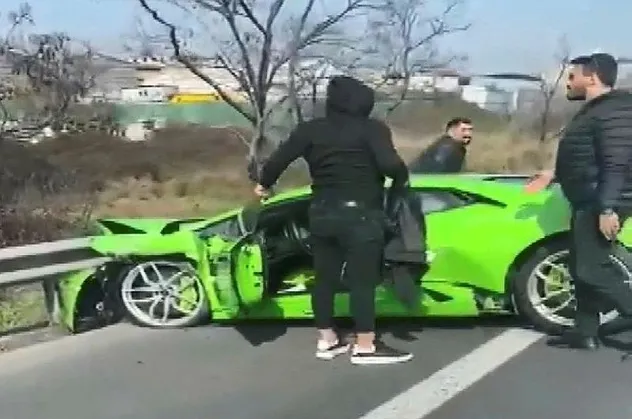 Lamborghini marka milyonluk arabasıyla TEM'de makas atarken kaza yaptı