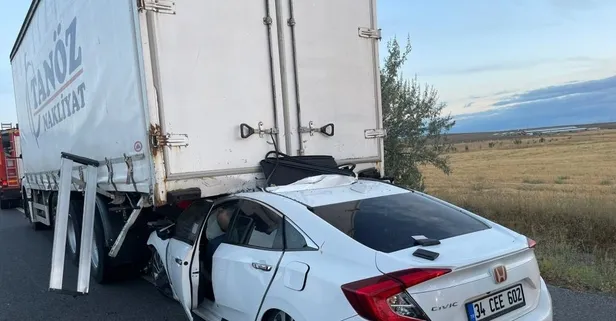 Kamyon kasasının altına giren otomobil hurdaya döndü: 1 ölü, 3 yaralı