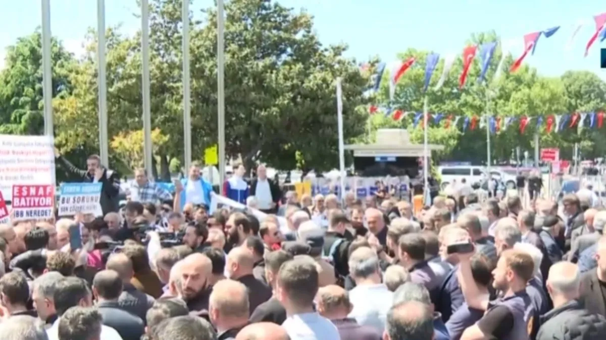 İETT'ye bağlı özel halk otobüsü sahipleri isyan etti!  İBB binası önünde protesto ettiler