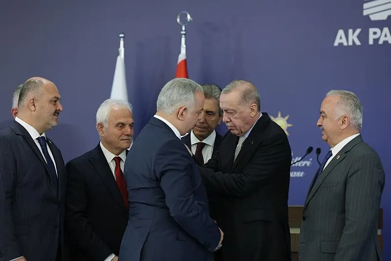 Başkan ve AK Parti Genel Başkanı Recep Tayyip Erdoğan, partisinin genel merkezinde düzenlenen Grup Toplantısı'na katılarak partisine katılan yeni üyelere rozetlerini taktı. (AA)