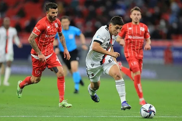 besiktas-antalyaspor-karsilasmasinda-17-yasindaki-emirhanin-performansi-herkesi-buyuledi-1641508590002.jpeg Beşiktaş - Antalyaspor karşılaşmasında 17 yaşındaki Emirhan'ın performansı herkesi büyüledi-3
