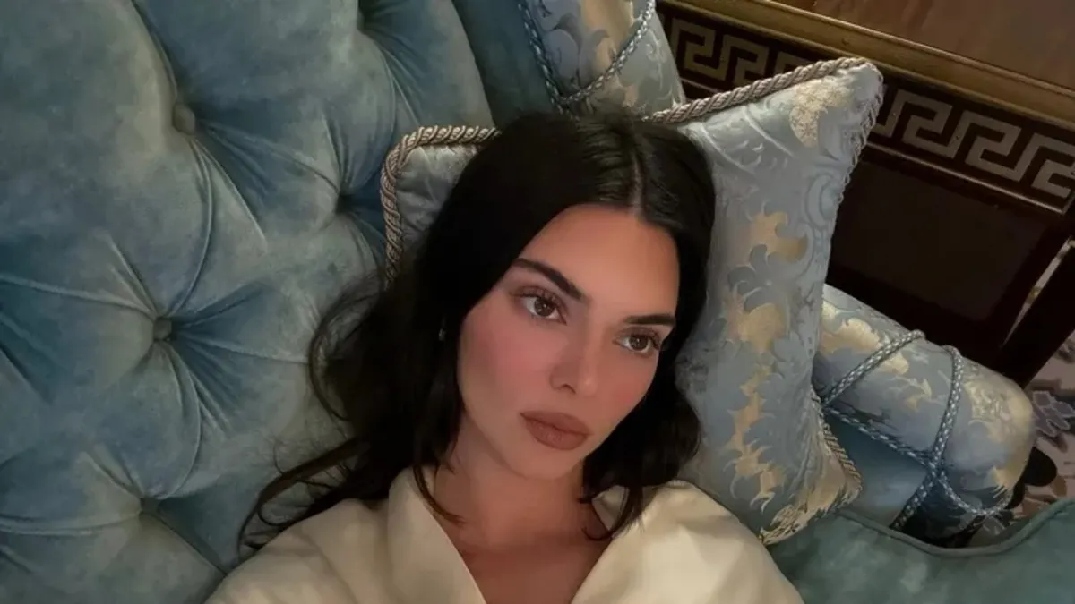 Moda ikonunun tercihi Türk edebiyatı oldu: Kendal Jenner’dan Kürk Mantolu Madonna paylaşımı