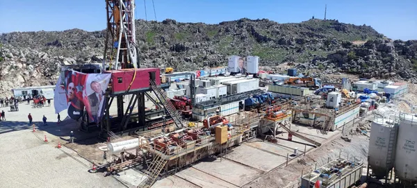 petrolde-3-mujde-katodan-milyar-dolarlik-kesif-icin-calismalar-basladi-1686888604561.jpg Petrolde 3. müjde Kato'dan: Milyar dolarlık keşif için çalışmalar başladı! "Yine mi petrol bulduk" diyenler gelsin görsün-3