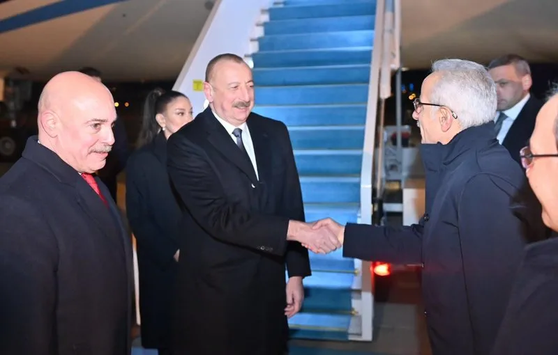 Azerbaycan Cumhurbaşkanı İlham Aliyev, resmi temaslarda bulunmak üzere geldiği Ankara'da Anıtkabir'i ziyarete etti.