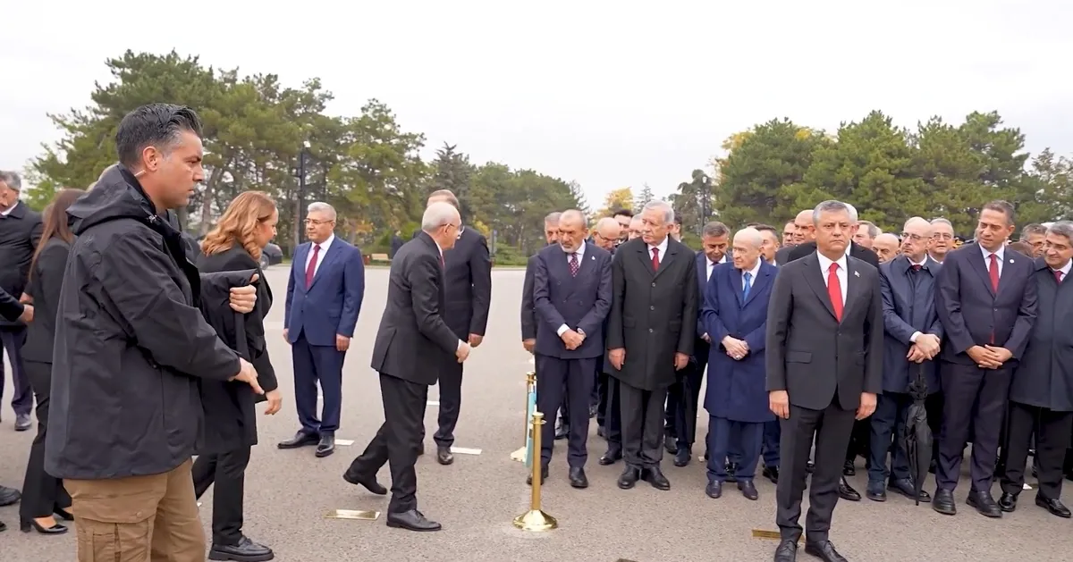 anitkabirde-soguk-ruzgar-kilicdaroglu-ile-ozgur-ozel-tokalasmadi-1793278151655.jpeg Anıtkabir’de Kılıçdaroğlu ile Özel arasında soğuk rüzgar! Bahçeli ile sohbet, Özel ile mesafe-2