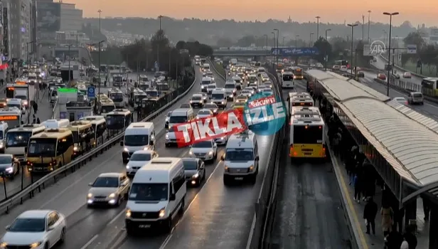 İstanbul'da ulaşım çilesi bitmiyor! Haftanın son iş gününde duraklarda ve trafikte yoğunluğu