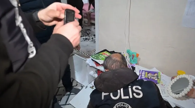 85-milyarlik-dolandiricilik-ve-yasa-disi-bahis-agi-cokertildi-17-supheli-yakalandi-1764178927802.jpeg 8,5 milyarlık dolandırıcılık ve yasa dışı bahis ağı çökertildi: 17 gözaltı-3