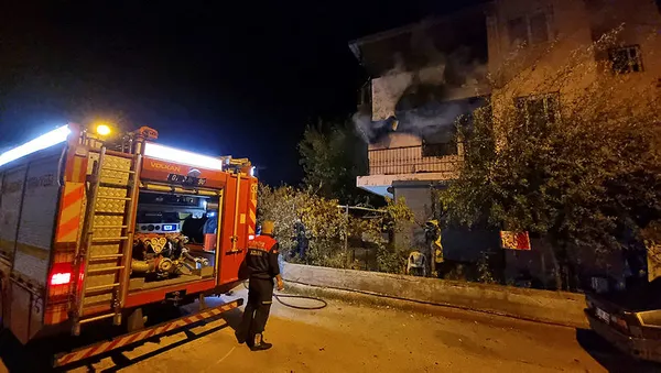 sigara-icerken-evi-yaktilar-ev-sahibi-fahrittin-evden-cikmalarini-istedigi-kiracilarin-yaktigini-iddia-etti-1637561987641.jpg Sigara içerken evi yaktılar! Ev sahibi Fahrittin, evden çıkmalarını istediği kiracıların yaktığını iddia etti-2