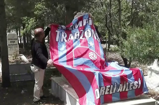Arkadaşının 22 yıllık vasiyetini yerine getirdi! Mezarına Trabzonspor bayrağı örttü