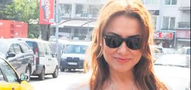 Kırmızı şortla meydan okudu