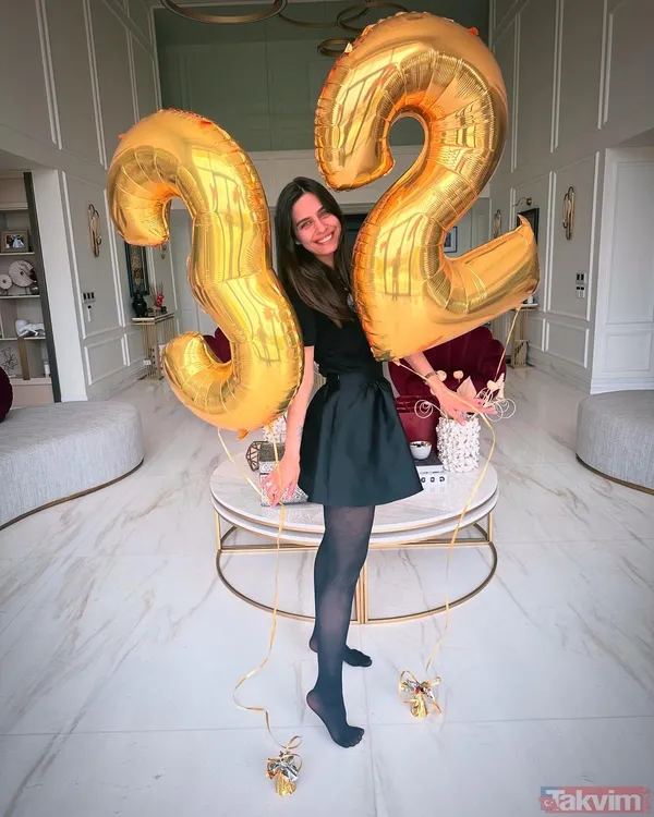 Amine Gülşe’den 32’nci yaş paylaşımı! Eşi Mesut Özil ile kızlarıyla sosyal medyayı salladı! İşte çekirdek ailesi... - 4