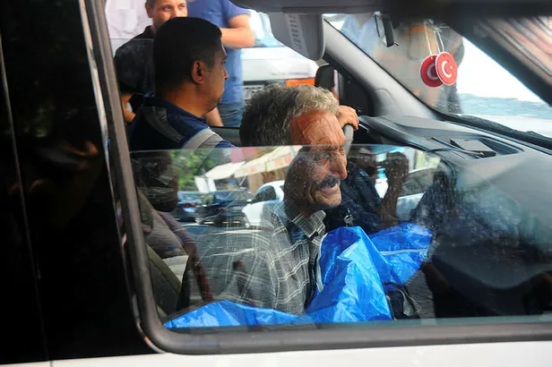 Günün en acı karesi! Ölen torununu kucağında götürdü-2